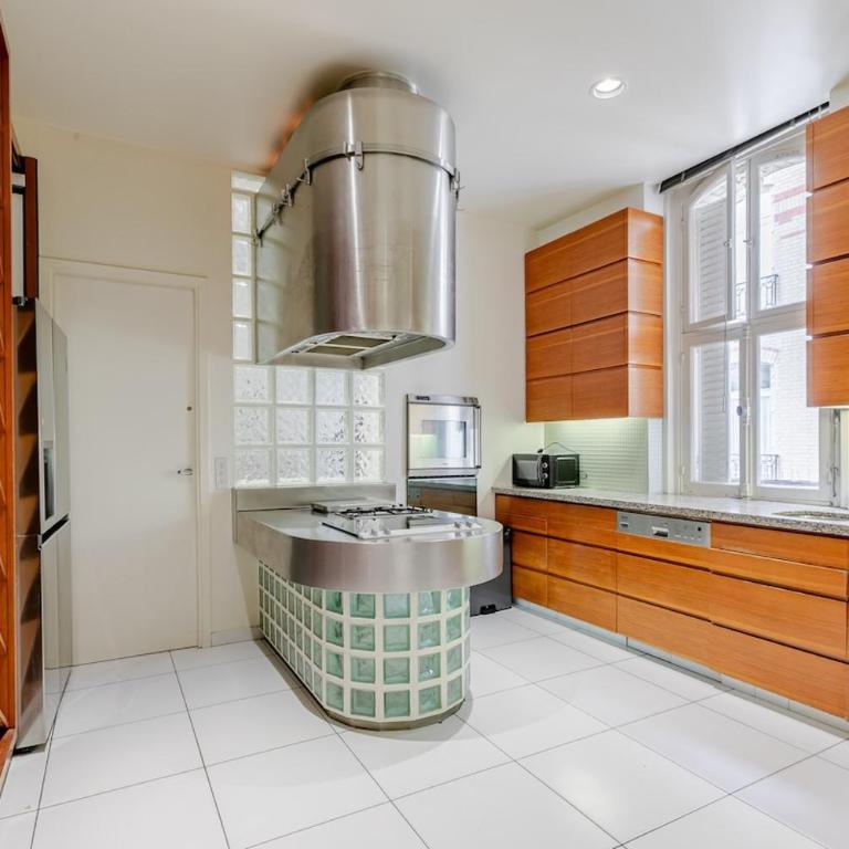 Beautiful 300 m - Apartment - 63