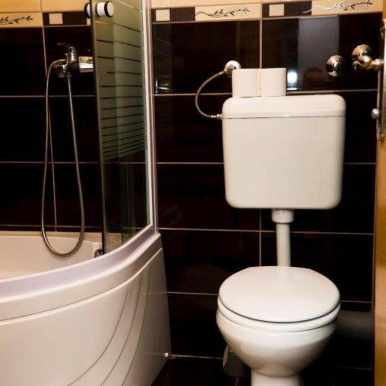 Apartments Jakovljević Pale - Standardna Dvokrevetna Soba sa Bračnim Krevetom/Zasebnim Krevetima i Balkonom - 3