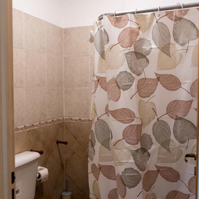 Departamento completo con Cochera, a dos cuadras del Lago - Apartamento de 1 dormitorio - 2