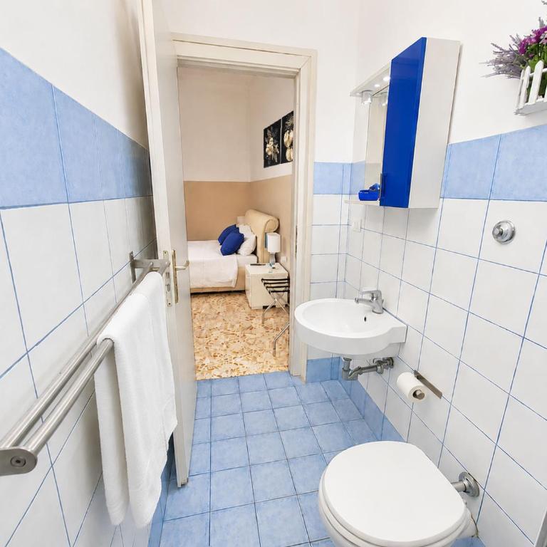 Sweet Life Guesthouse Hospety Group - Camera Tripla con Bagno - 9