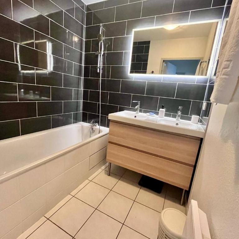 Appartement T3 proche remparts - Two-Bedroom Apartment - 11
