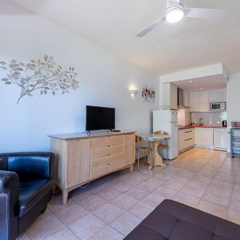 797 Holiday Rentals- Precioso piso con vistas al jardin en Benalbeach - One-Bedroom Apartment - 6