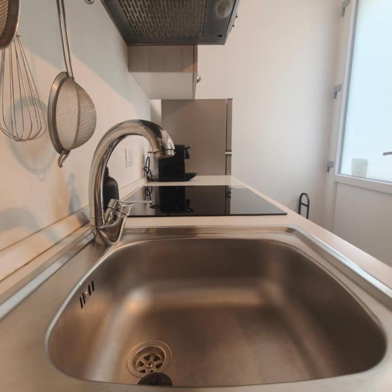 Strategic & Large Studio with Self Check In - Fondazione Prada, Milano with AC, Wifi, Washing Machine - Appartamento con 1 Camera da Letto - 12