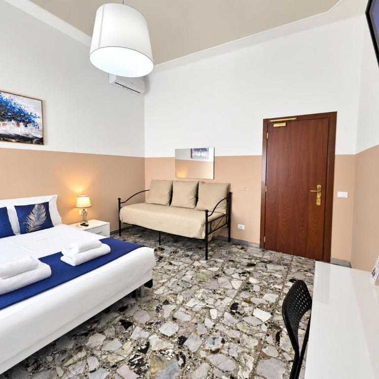 Sweet Life Guesthouse Hospety Group - Camera Tripla con Bagno Privato Esterno - 5