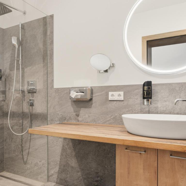 Hotel Lebzelter Straßwalchen, Familien und Business Aufenthalt, Seengebiet, Erlebnispark - Deluxe Doppelzimmer mit Balkon - 4