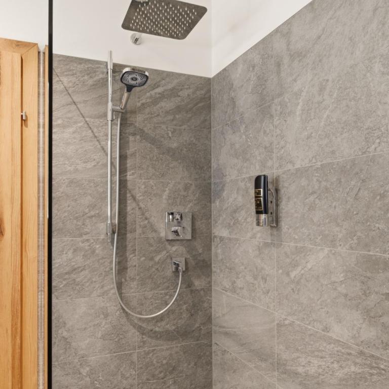 Hotel Lebzelter Straßwalchen, Familien und Business Aufenthalt, Seengebiet, Erlebnispark - Superior Familienzimmer - 12