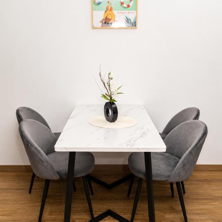 HYPER CENTRE dans remparts vieille ville 1er étage , possible tout faire a pieds - Appartement 1 Chambre - 2