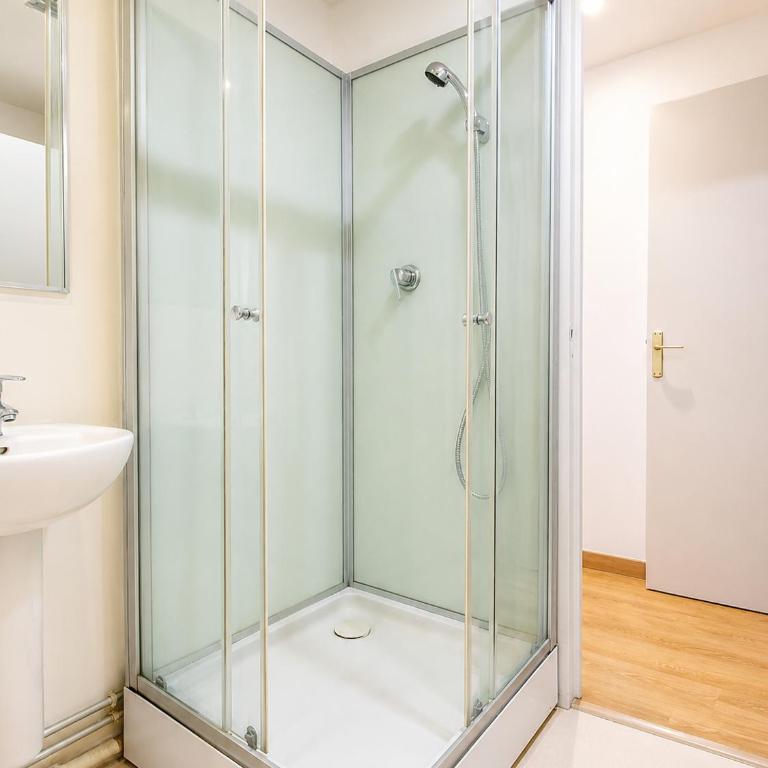 HYPER CENTRE dans remparts vieille ville 1er étage , possible tout faire a pieds - Appartement 1 Chambre - 11
