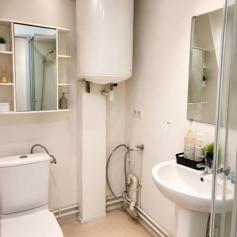 HYPER CENTRE dans remparts vieille ville 1er étage , possible tout faire a pieds - Appartement 1 Chambre - 10