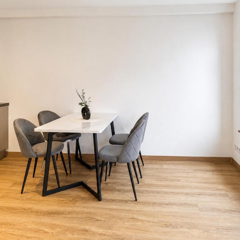 HYPER CENTRE dans remparts vieille ville 1er étage , possible tout faire a pieds - Appartement 1 Chambre - 8