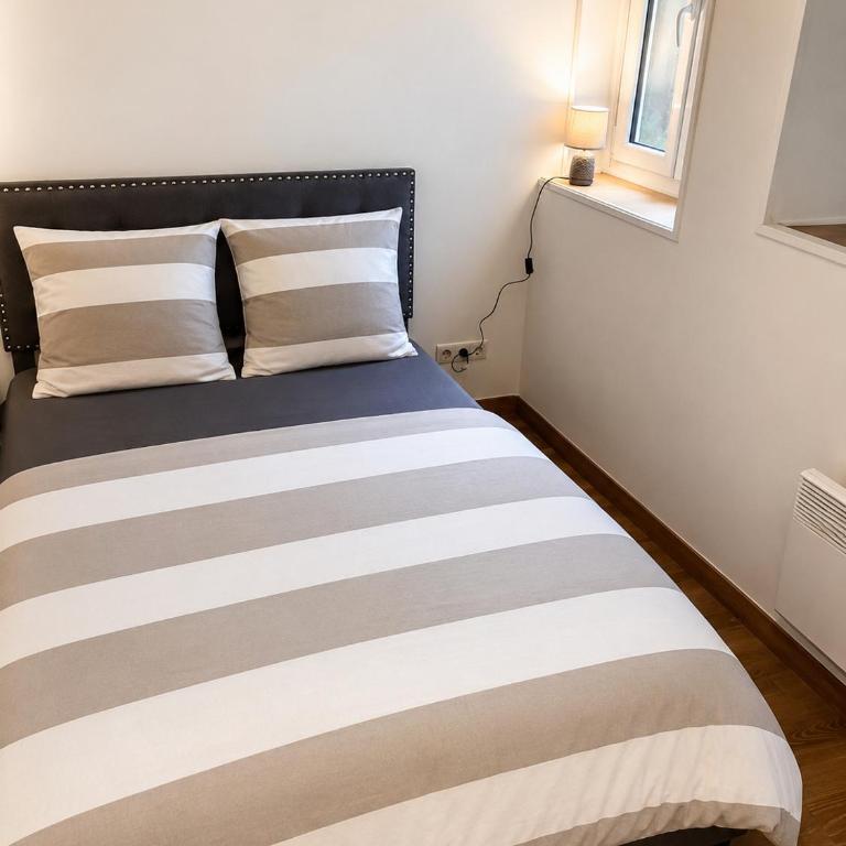 HYPER CENTRE dans remparts vieille ville 1er étage , possible tout faire a pieds - Appartement 1 Chambre - 19