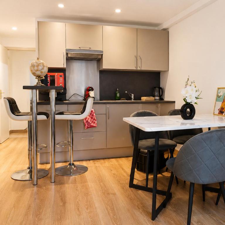 HYPER CENTRE dans remparts vieille ville 1er étage , possible tout faire a pieds - Appartement 1 Chambre - 9