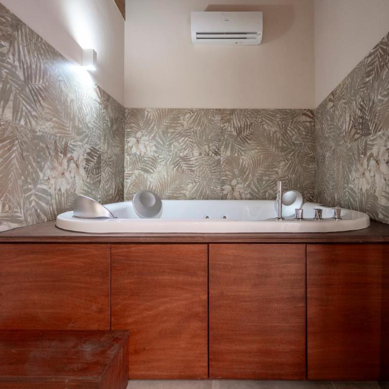 Fried-Rich boutique suites Ortigia - Camera Matrimoniale con Vasca Idromassaggio - 3