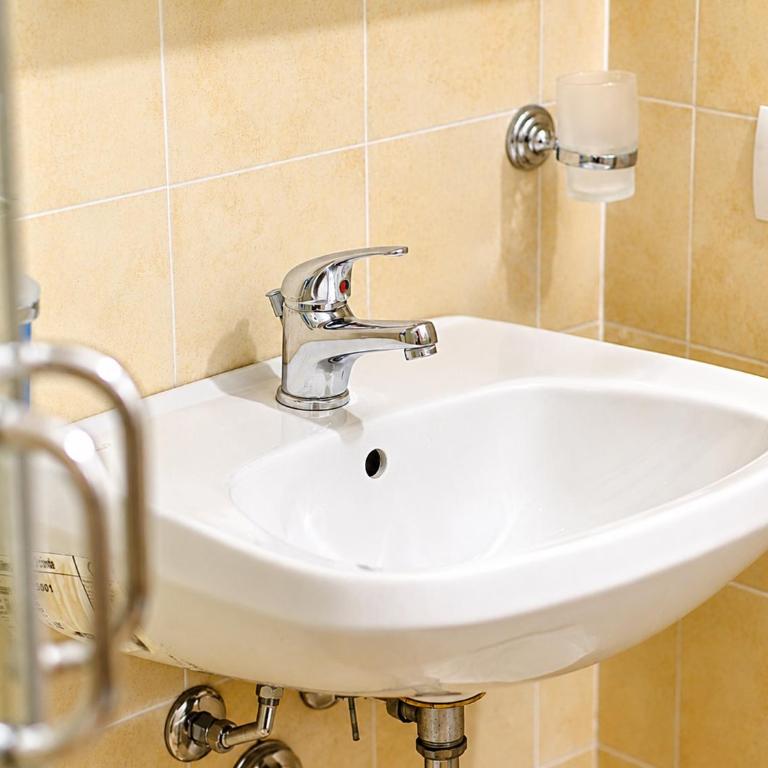 NARBONE 42 - Chambre Triple avec Salle de Bains Privative - 8