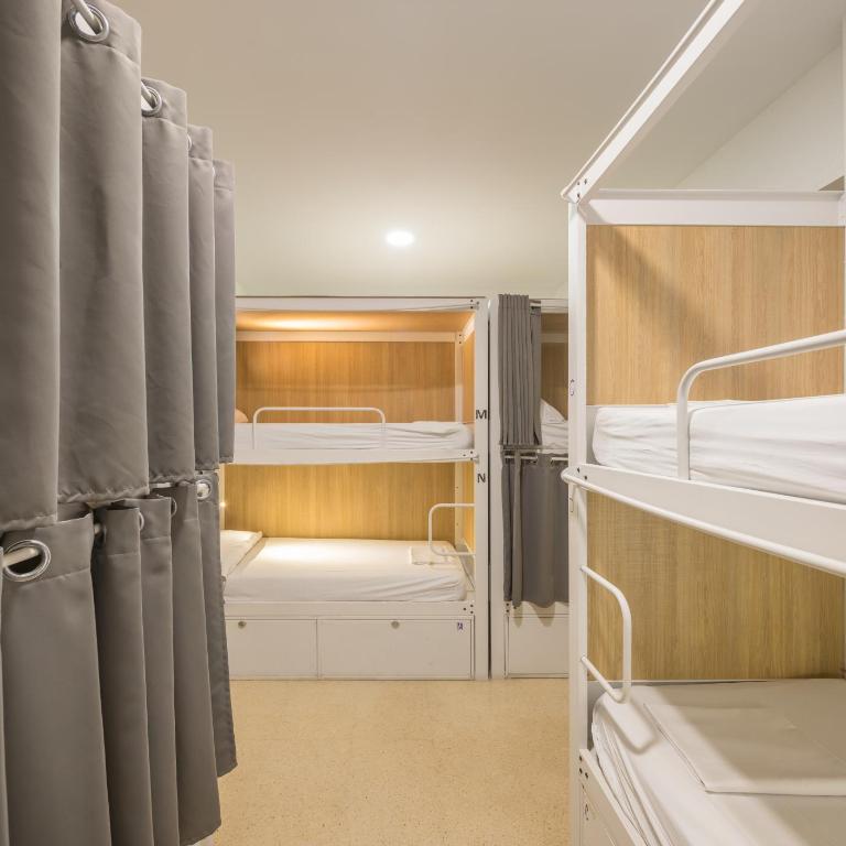 UP Hostel Valencia - Cama en habitación compartida femenina de 8 camas - 9