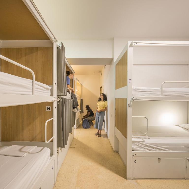 UP Hostel Valencia - Cama en habitación compartida femenina de 16 camas - 11