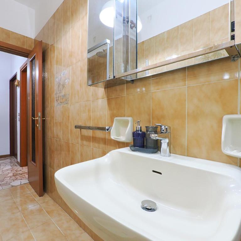 PrimoPiano - Caterina da Forlì - Appartamento con 1 Camera da Letto e Balcone - 16