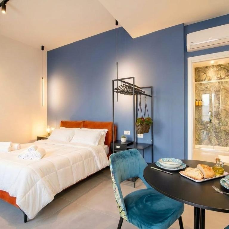 Floris: modern studio in the heart of city center - King Suite with Balcony - 2