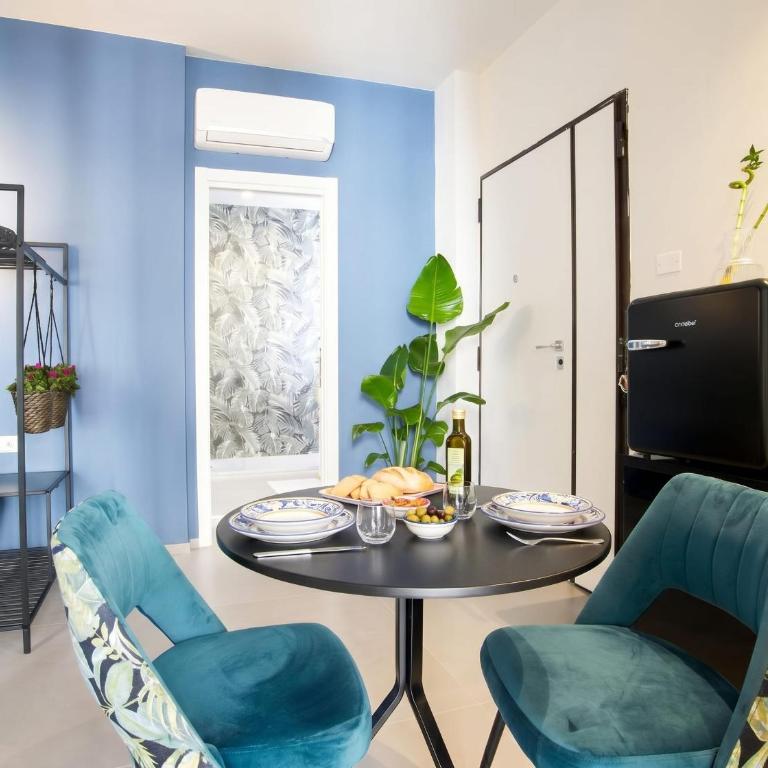 Floris: modern studio in the heart of city center - King Suite with Balcony - 5