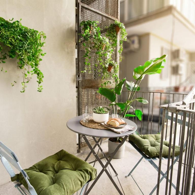Floris: modern studio in the heart of city center - King Suite with Balcony - 6