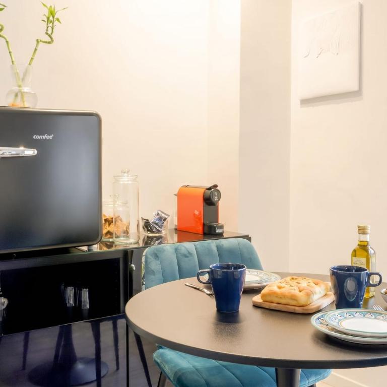 Floris: modern studio in the heart of city center - King Suite with Balcony - 7