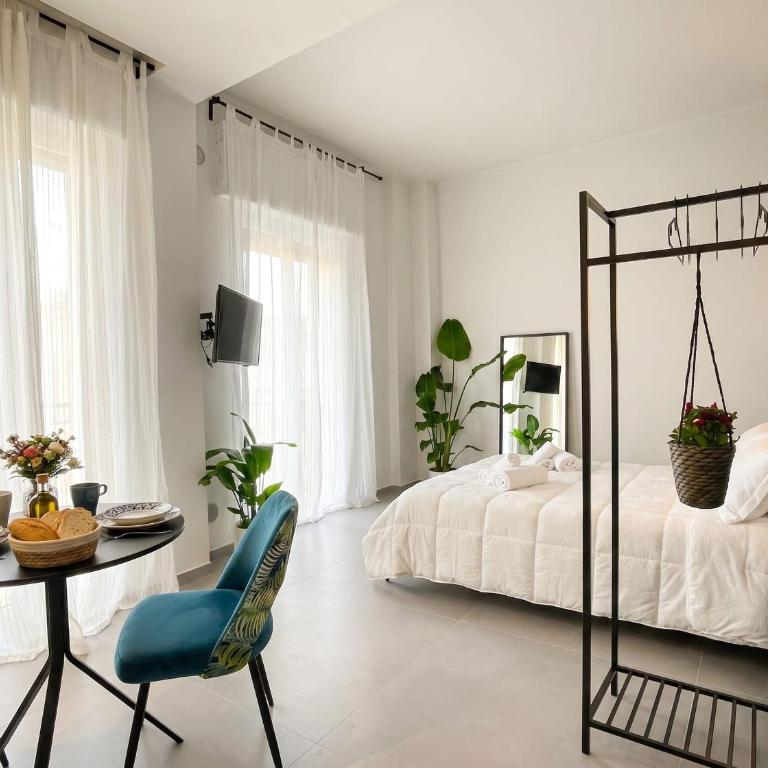 Floris: modern studio in the heart of city center - King Suite with Balcony - 8