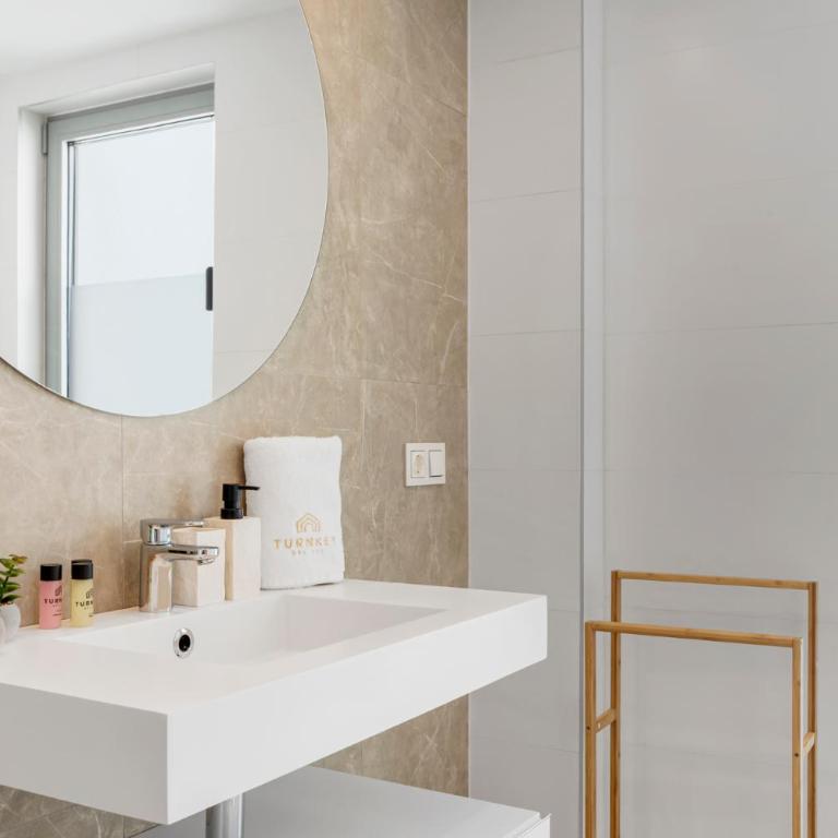 Casa Luna - Two-Bedroom Apartment with Balcony and Sea View - 11
