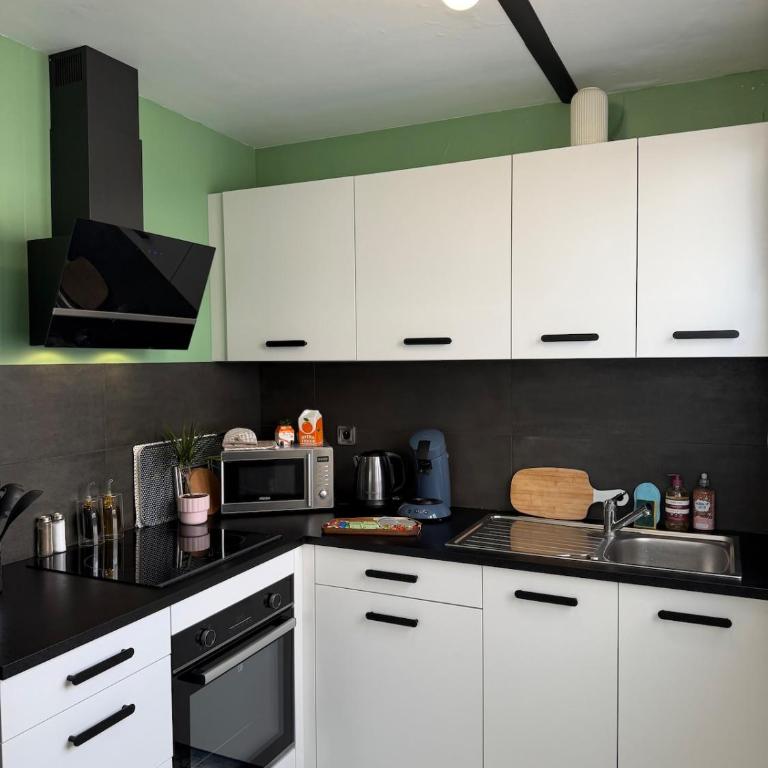 Casa Reina -Cozy & Bright - Close to center - Two-Bedroom Apartment - 9