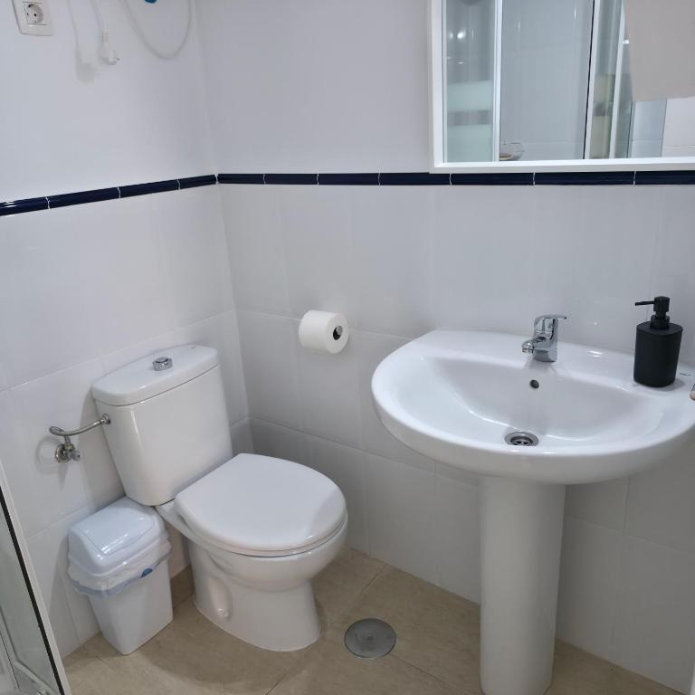 Modern Studio with Sunny Terrace - Steps from the Beach - Apartamento de 1 dormitorio con terraza - 21