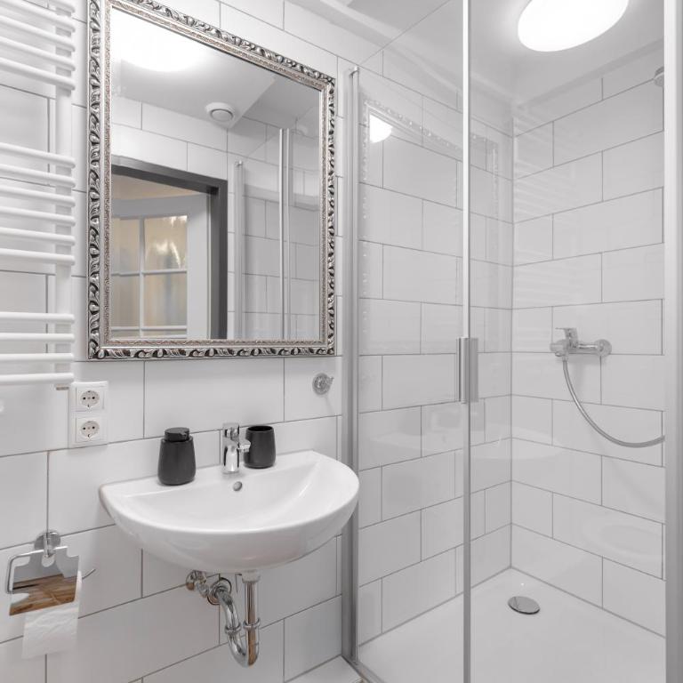 Boardinghaus Perani - Doppel-/Zweibettzimmer mit Bad - 7