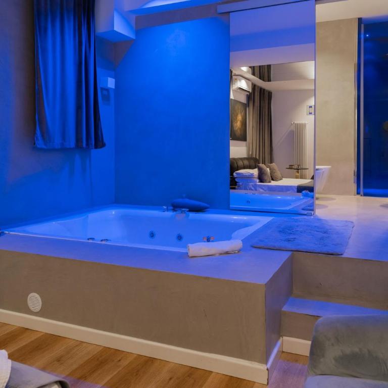 Four Luxury Suite - Zimmer mit Queensize-Bett und Whirlpool-Badewanne - 1