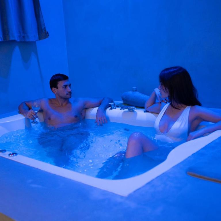Four Luxury Suite - Zimmer mit Queensize-Bett und Whirlpool-Badewanne - 4