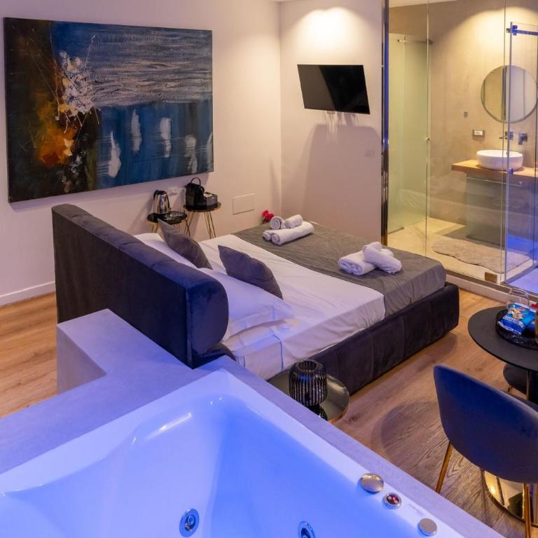 Four Luxury Suite - Zimmer mit Kingsize-Bett und Whirlpool - 2