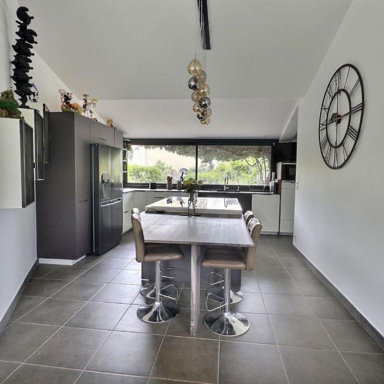 Maison Blanche Valcros - Six-Bedroom House - 53