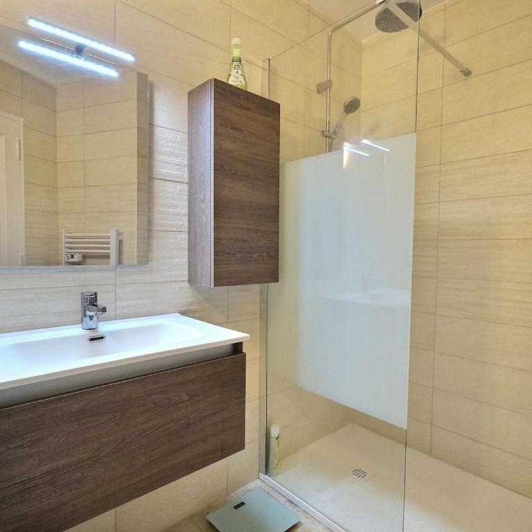 Maison Blanche Valcros - Six-Bedroom House - 25