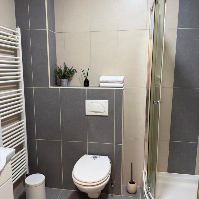 Bright & Cozy Apartment, 5 Min From Airport - Apartman sa 1 Spavaćom Sobom - 2