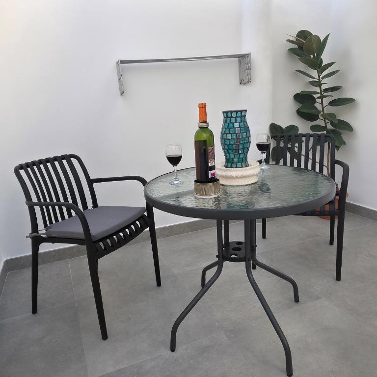 Modern Studio with Sunny Terrace - Steps from the Beach - Apartamento de 1 dormitorio con terraza - 8