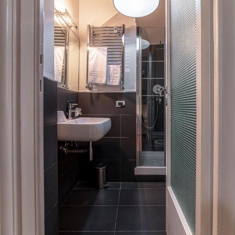 Azzurra B&B - Metro Lodi & Wi-Fi - Camera Matrimoniale con Bagno Privato - 4
