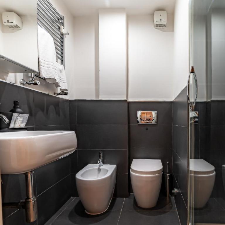 Azzurra B&B - Metro Lodi & Wi-Fi - Camera Matrimoniale con Bagno in Comune - 3