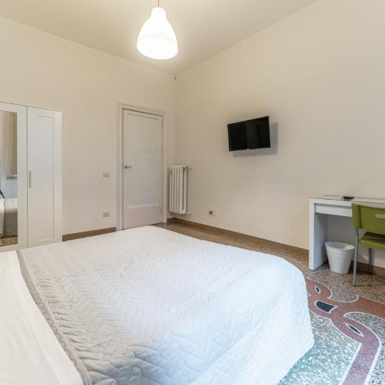 Azzurra B&B - Metro Lodi & Wi-Fi - Camera Matrimoniale con Bagno in Comune - 2