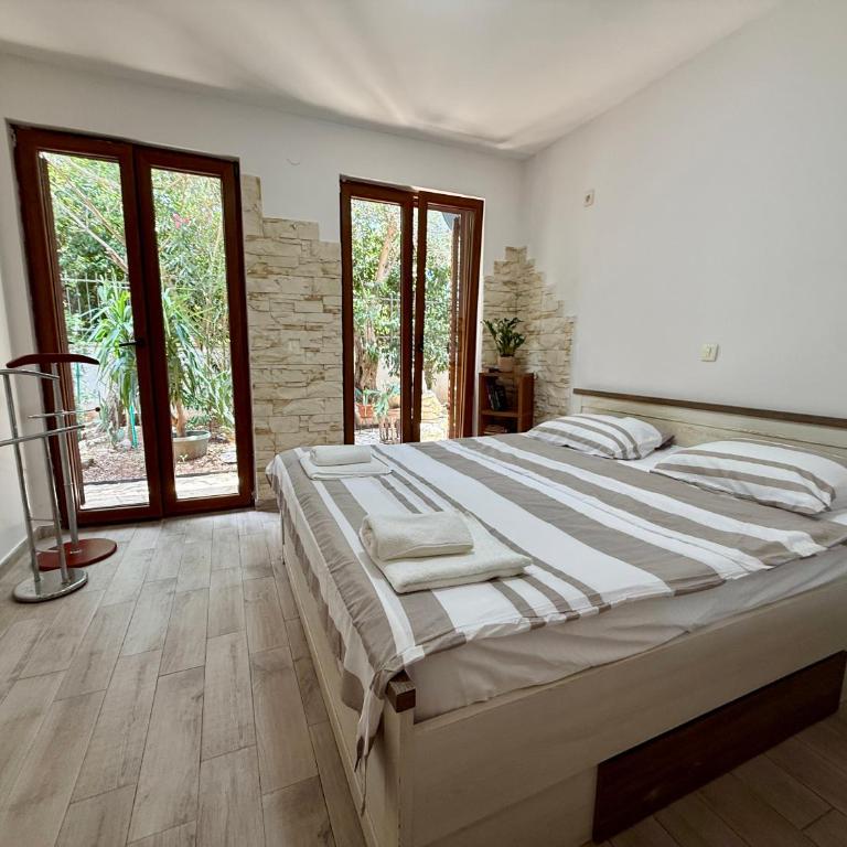 Lagoon Viva Apartment - Two-Bedroom Apartment with Garden View - 12