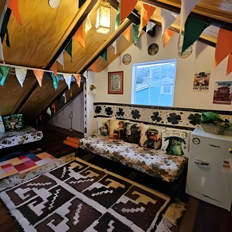 Casa Fran Valparaíso | Vive un Hotel Temático - Habitación con cama extragrande y vistas al jardín - 4