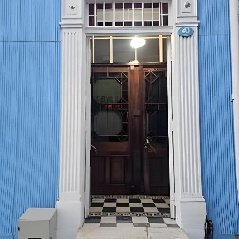 Casa Fran Valparaíso | Vive un Hotel Temático - Habitación con cama extragrande y vistas al jardín - 33