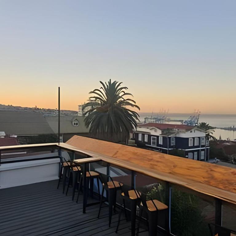 Casa Fran Valparaíso | Vive un Hotel Temático - Habitación con cama extragrande y vistas al jardín - 42