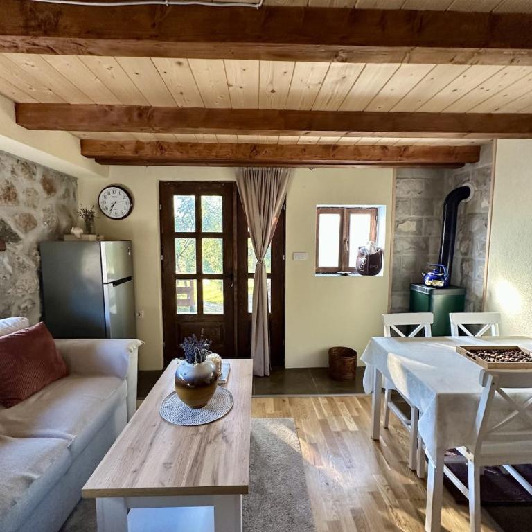 Peaceful Mountain Cabin Escape - One-Bedroom Chalet - 7