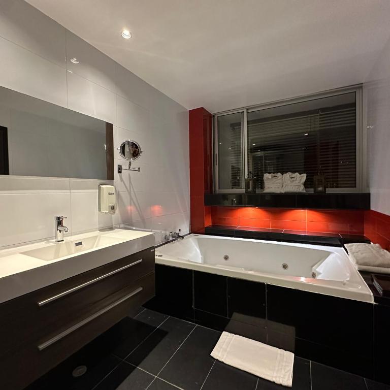 Hotel Suites 108 - Suite Deluxe con bañera de hidromasaje - 4