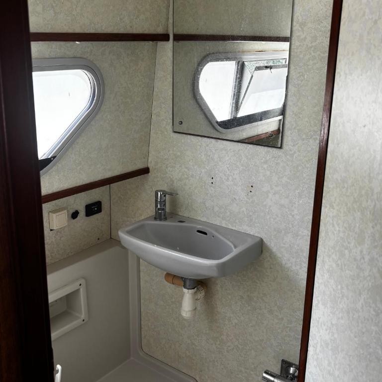 Bateau-maison spacieux au port - 8 pers. - API-1-46-38 - Maison de Vacances - 10