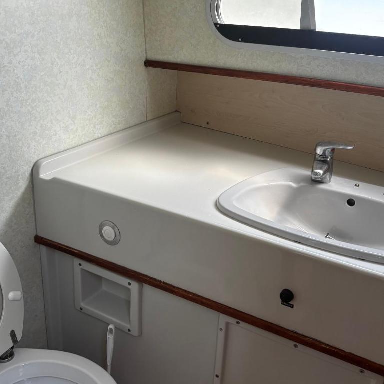 Bateau-maison spacieux au port - 8 pers. - API-1-46-38 - Maison de Vacances - 12