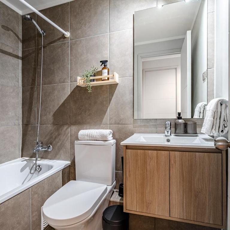 Metro Private Parking AC - Three-Bedroom Apartment - 4