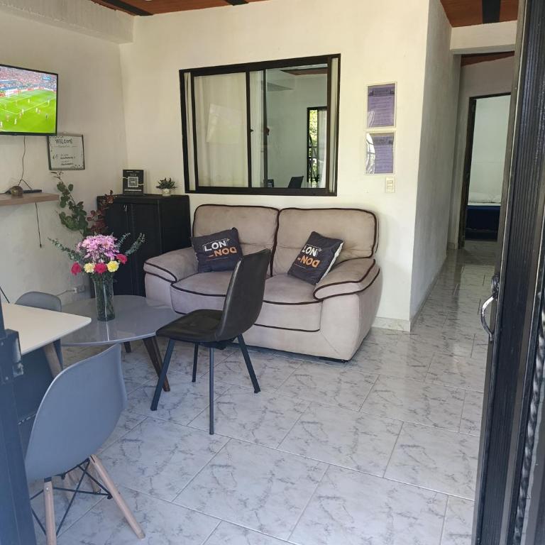 Apto Vista Primavera en Mitad de Medellin con parqueo - Three-Bedroom Apartment - 4